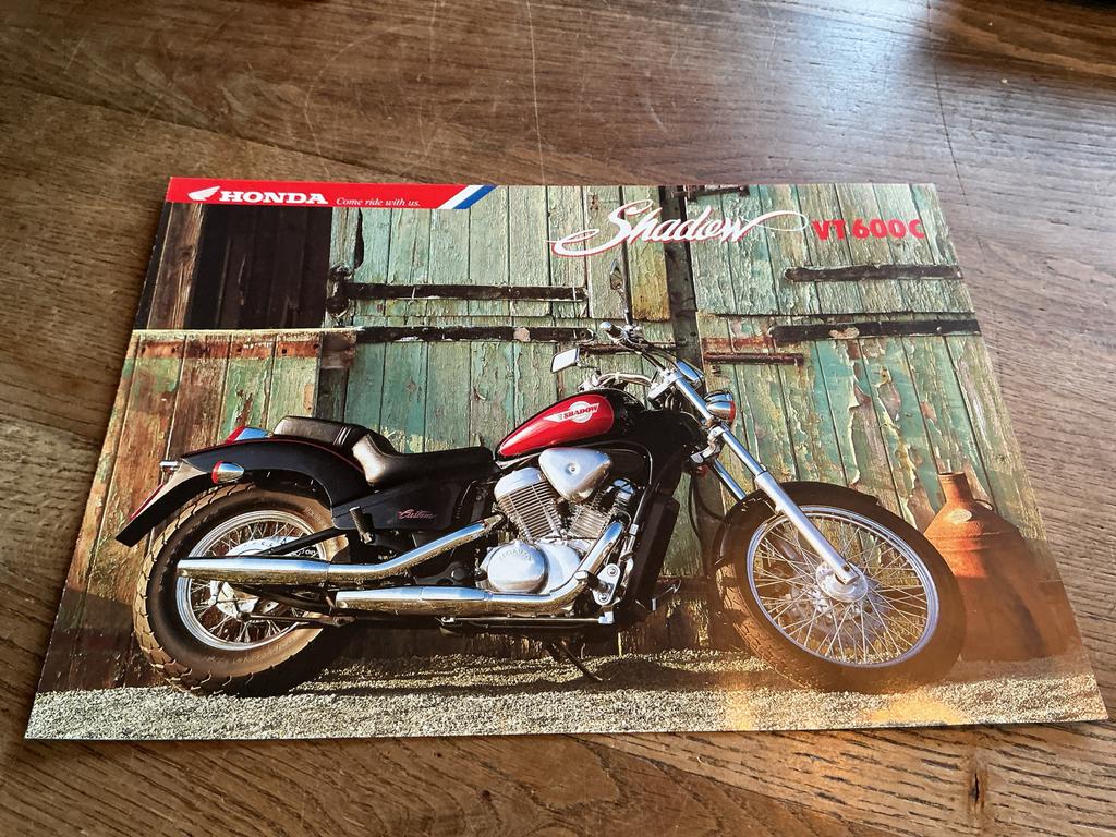 Honda Shadow VT600C Brochure.   (29), Motoren, Handleidingen en Instructieboekjes, Honda, Verzenden