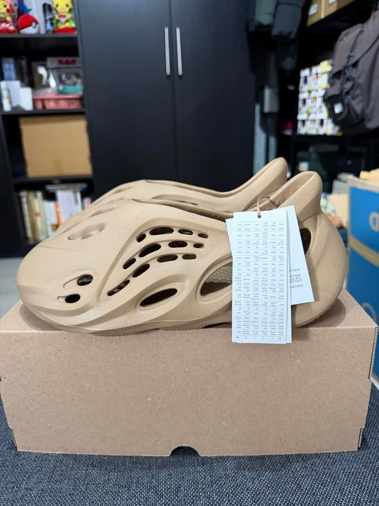 Adidas Yeezy Foam Runner Beige/clateau Maat 43 Nieuw, Kleding | Heren, Schoenen, Ophalen of Verzenden, Nieuw, Overige kleuren