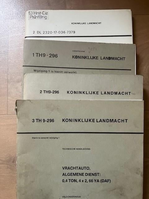 Boeken legervoertuigen/wapens ex NL leger oa Nekaf, YA, Laro, Ophalen of Verzenden, Landmacht, Nederland, Boek of Tijdschrift
