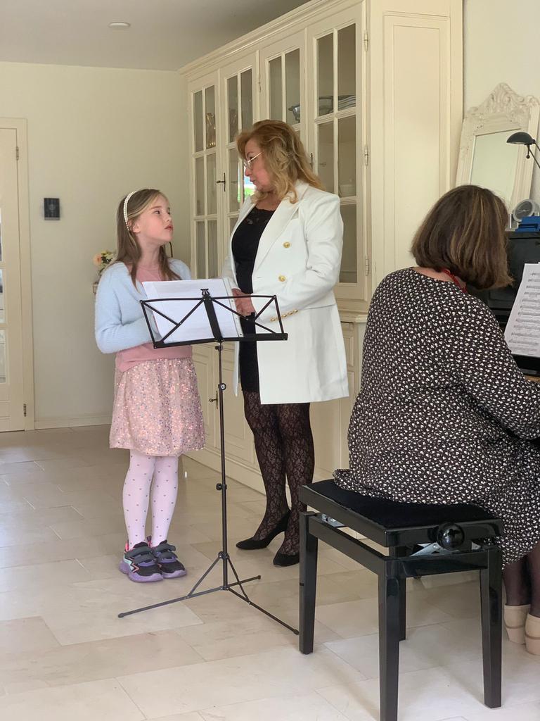 Zangdocent met conservatorium opleiding en groot ervaring .