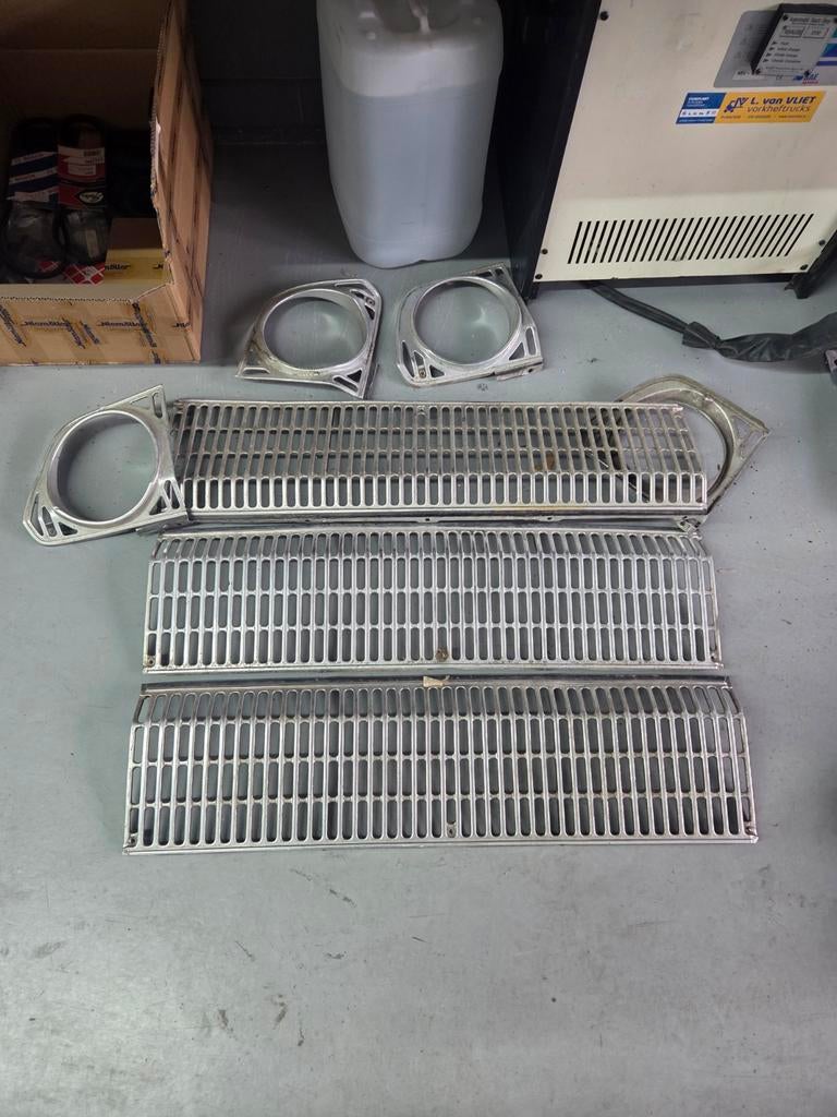 Ford Taunus 60s Grill + Koplampringen - Alu, Ophalen of Verzenden, Voor, Ford, Bumper