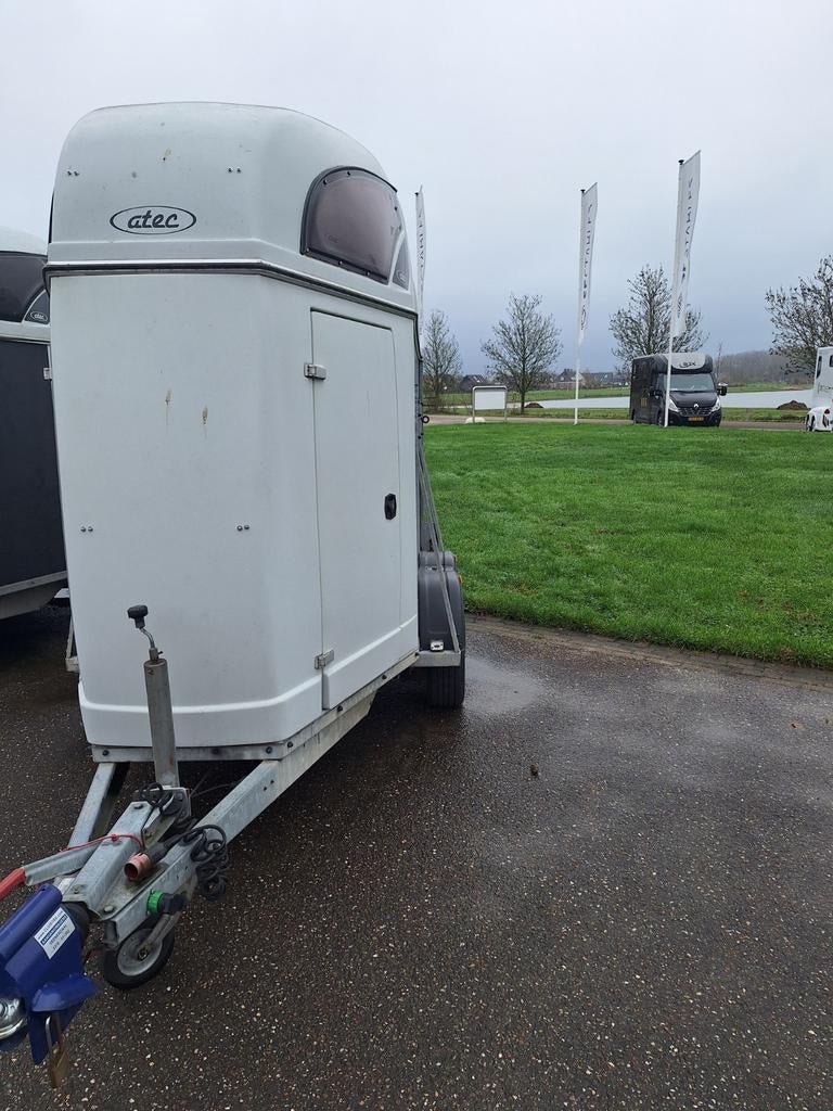 Te huur: Atec 1,5 paards trailer met 2 deuren, Ophalen of Verzenden, Gebruikt, Hout