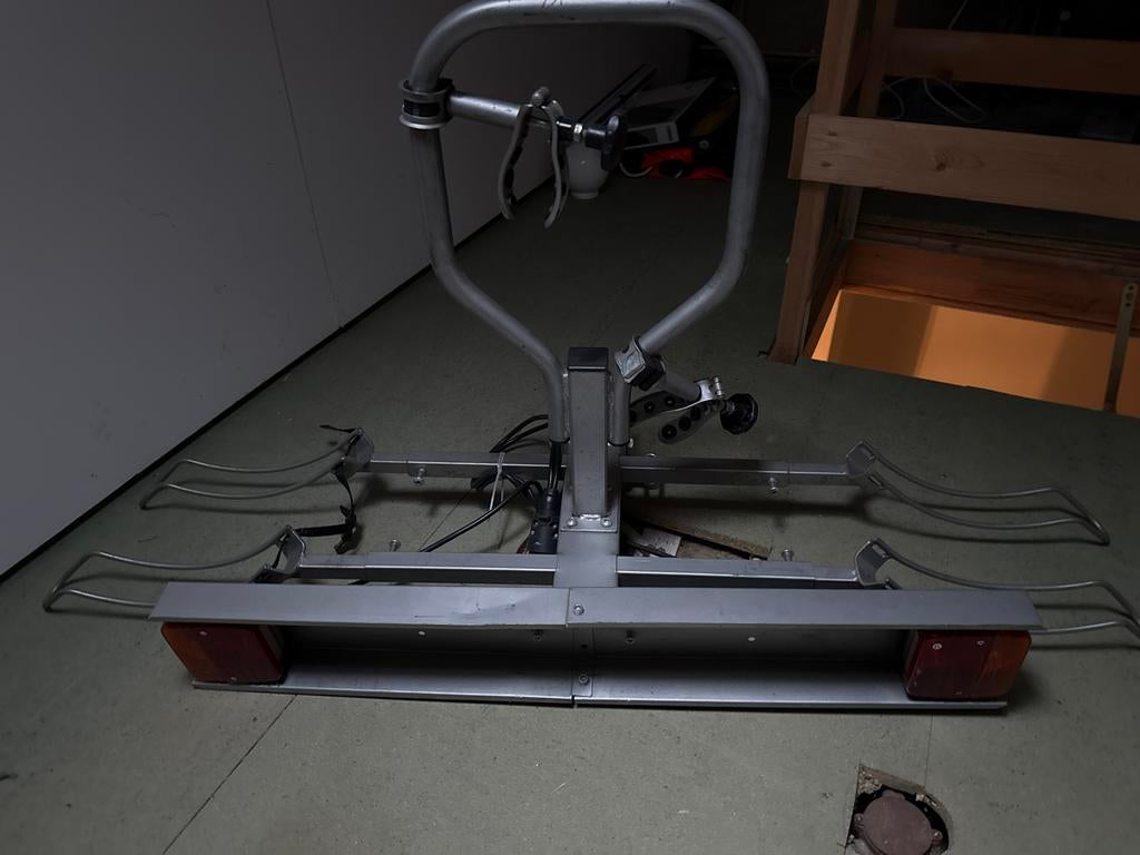 Fietsendrager met verlichting - Goede staat!, Ophalen, 2 fietsen, Gebruikt, Trekhaakdrager