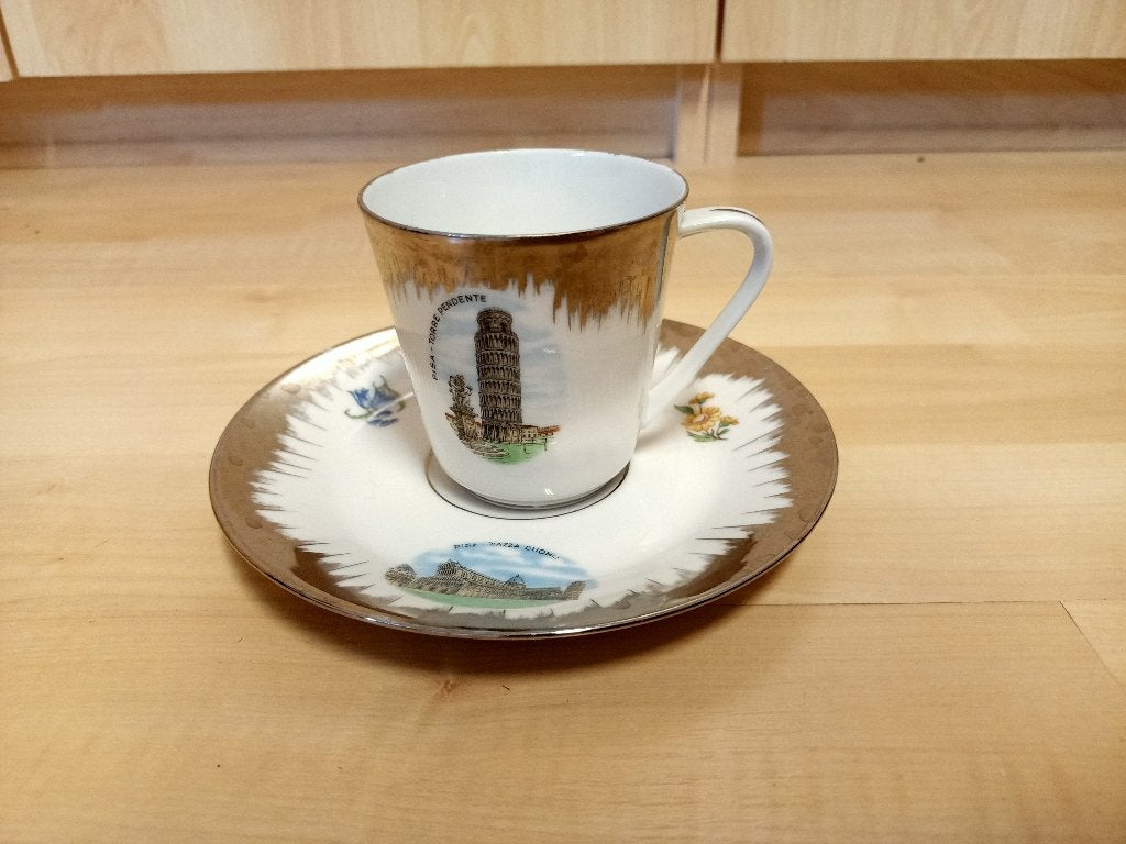 1 kop en schotel van porselein +- 50 jaar oud, Ophalen