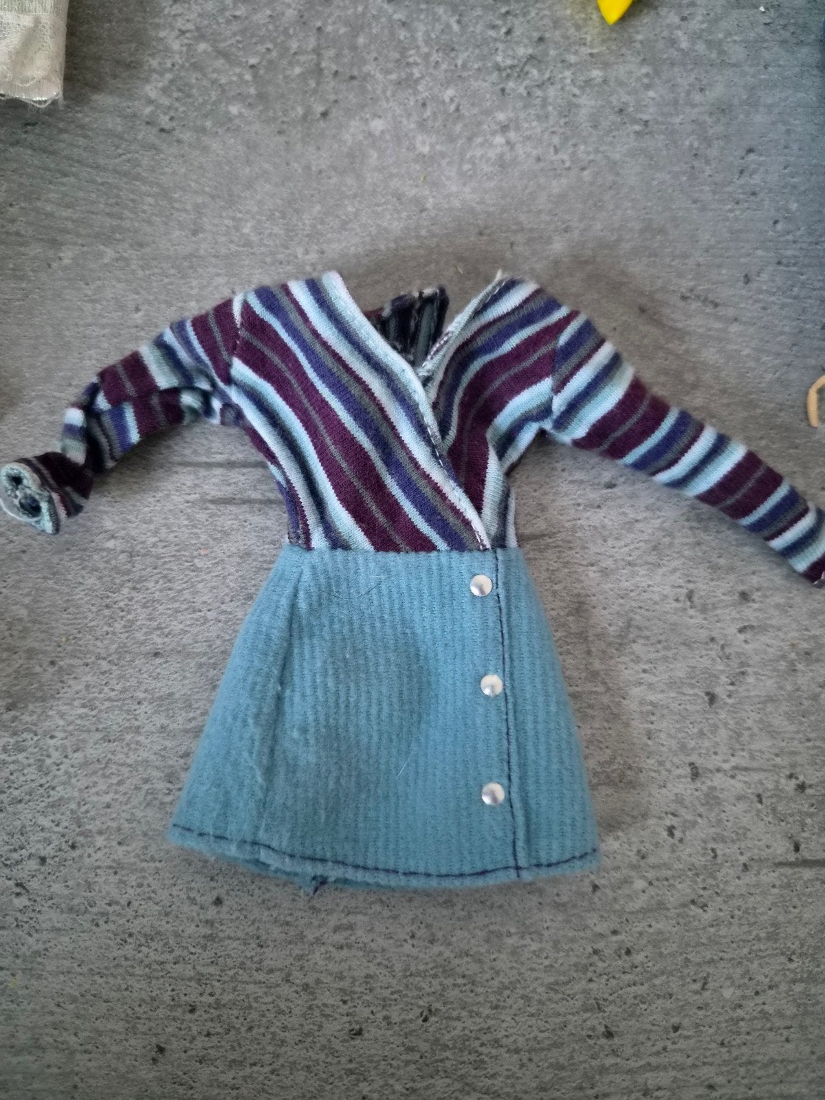 Barbie jurk met gestreepte top en blauwe rok, Ophalen of Verzenden, Gebruikt