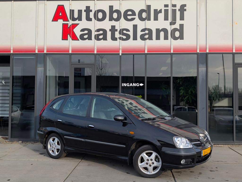 Nissan Almera Tino 1.8 Luxury - Leer - Cruise - 1e EIGENAAR, Auto's, Nissan, 1345 kg, Zwart, 4 cilinders, 700 kg