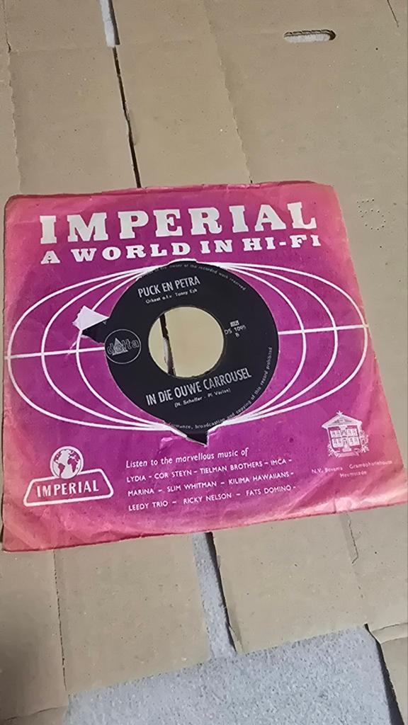 Puck en Petra - In Die Ouwe Carrousel (Single), Ophalen of Verzenden, Gebruikt, Nederlandstalig
