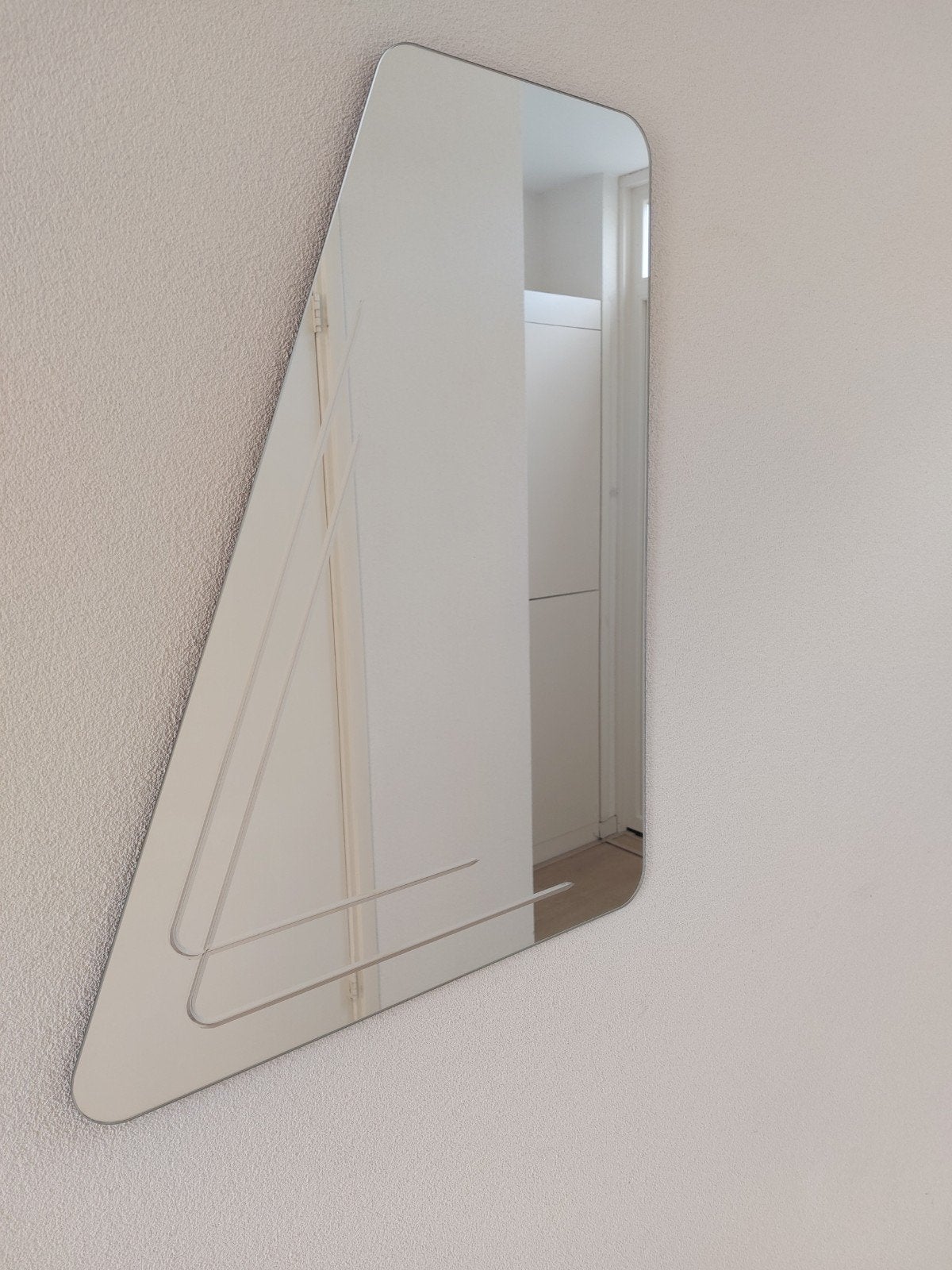 Moderne spiegel met unieke vorm en decoratieve lijnen, Huis en Inrichting, Ophalen