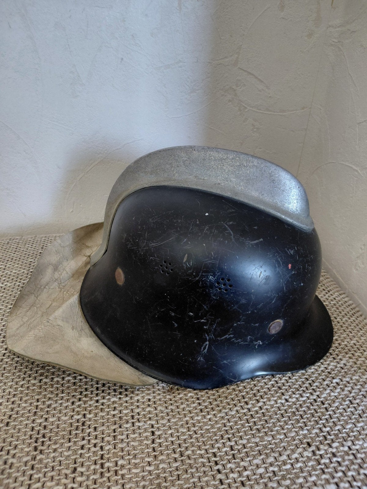 Vintage brandweerhelm met nekflap, Ophalen of Verzenden, Landmacht, Nederland, Helm of Baret