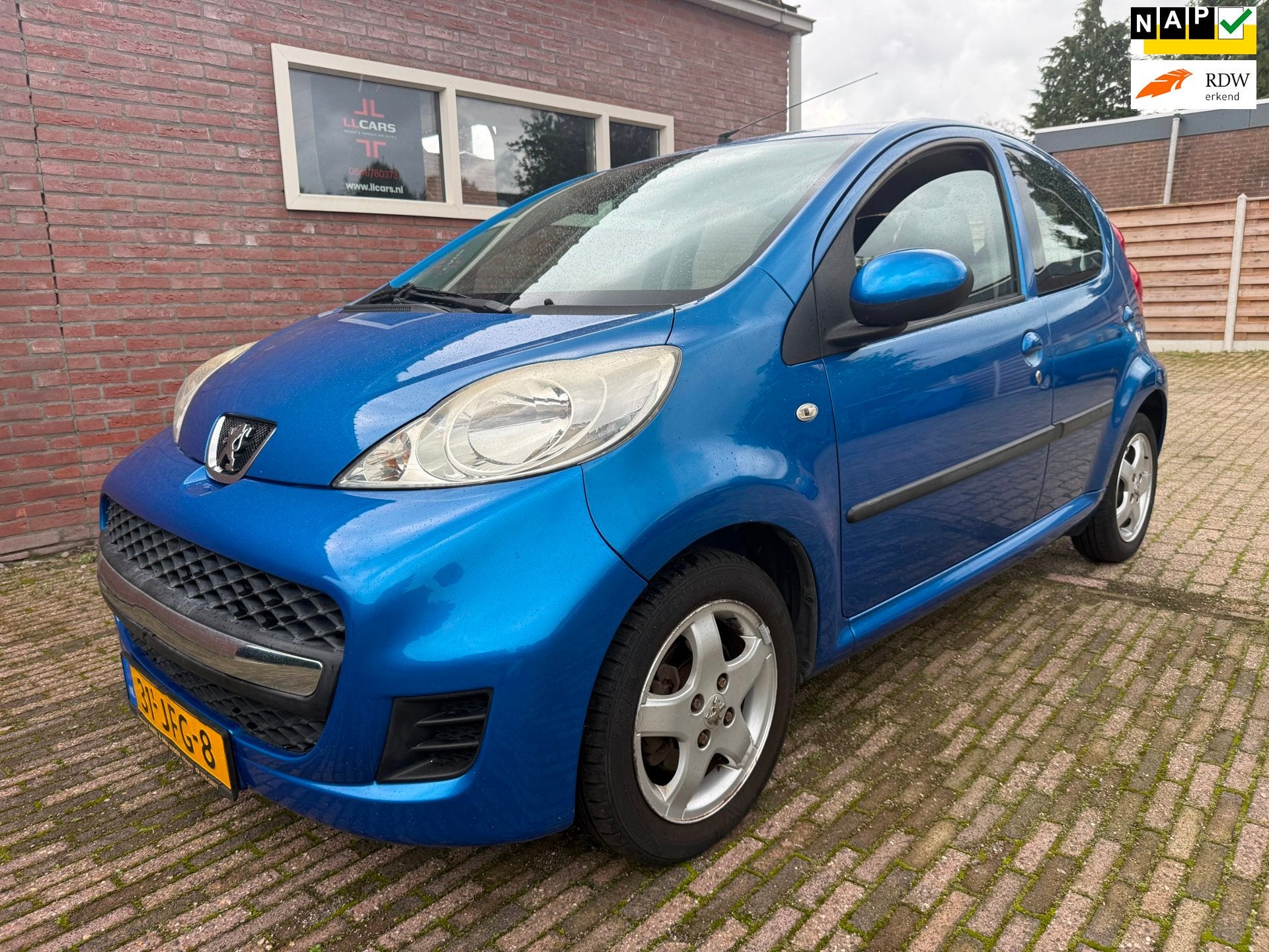Peugeot 107 1.0-12V AUTOMAAT airco apk 9-9-2027 LMV 5 drs, Auto's, Gebruikt, Elektrische ramen, 68 pk, Origineel Nederlands