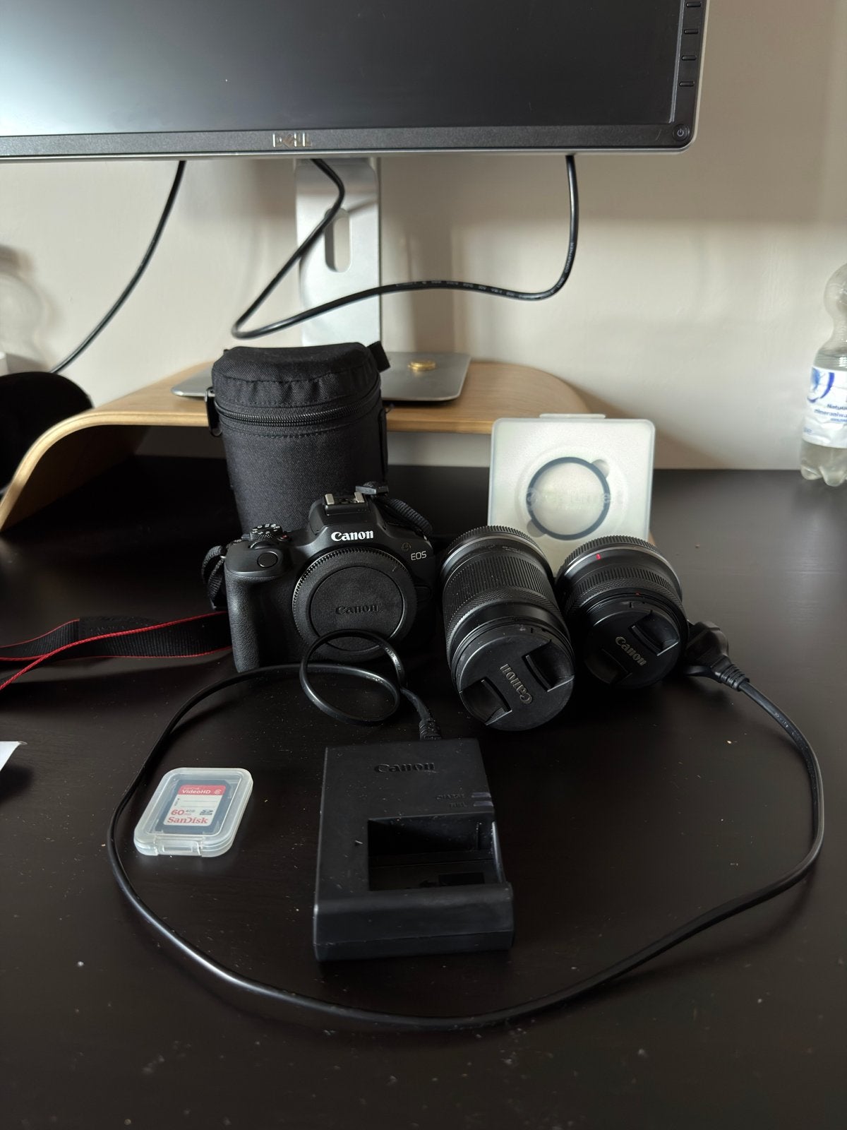 Foto 16 van Canon EOS R100 Systeemcamera met 2 lenzen en accessoires