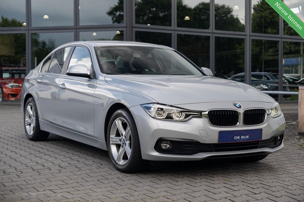 BMW 3-serie 318i Luxury|M-Sport|Org NL|LED|Navi Pro|Cruise|N, Auto's, BMW, Gebruikt, Origineel Nederlands, Handgeschakeld, 3 cilinders