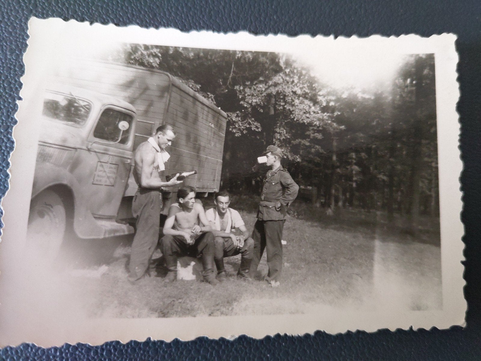 wo2foto Duitse soldaten veldpet voertuig text deur
verzendko, Verzamelen, Militaria | Tweede Wereldoorlog, Ophalen of Verzenden