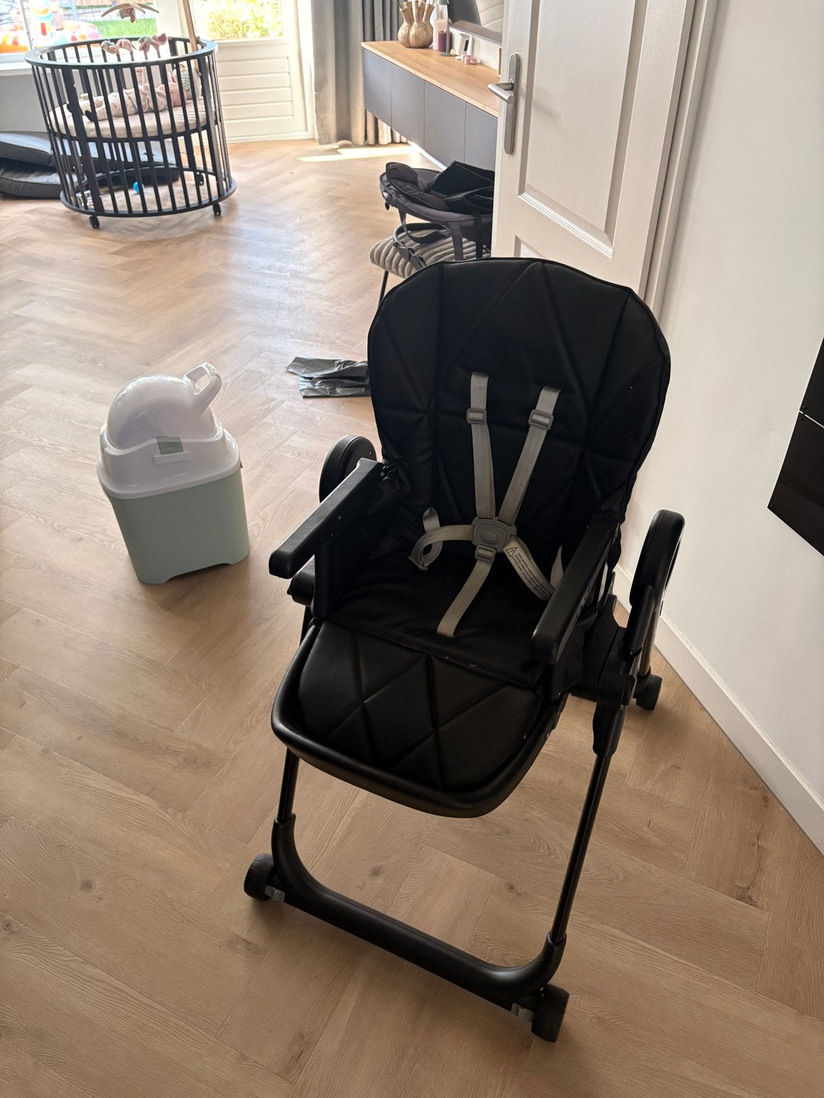 MamaLoes Mason Zwart Kinderstoel - Zo goed als nieuw, Ophalen, Zo goed als nieuw, Inklapstoel, Afneembaar eetblad