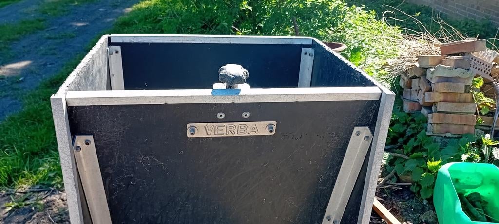 Voerbak gebruikt voor de lammetjes, Meerdere dieren, Schaap