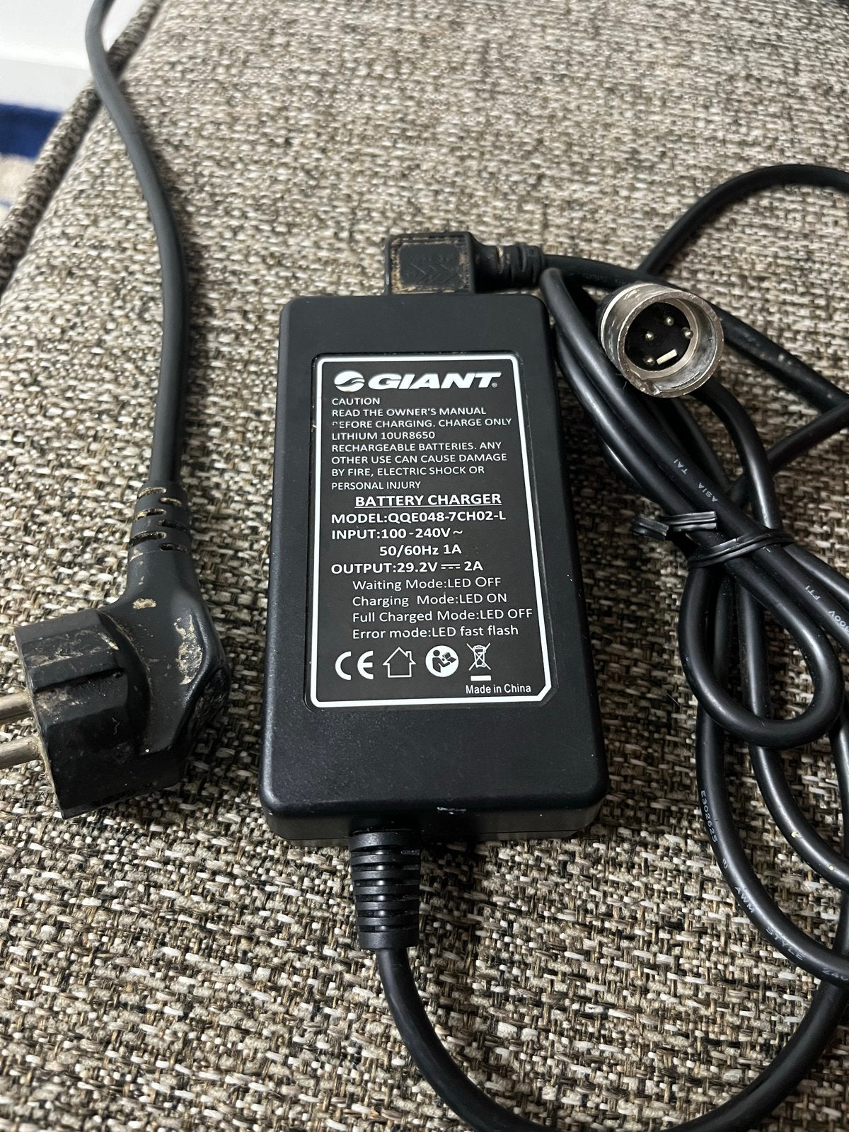 Nieuwe GIANT fiets oplader QQE048-7CH02-L 29.2V 2A, Fietsen en Brommers, Fietsaccessoires | Fietsaccu's, Ophalen, Nieuw