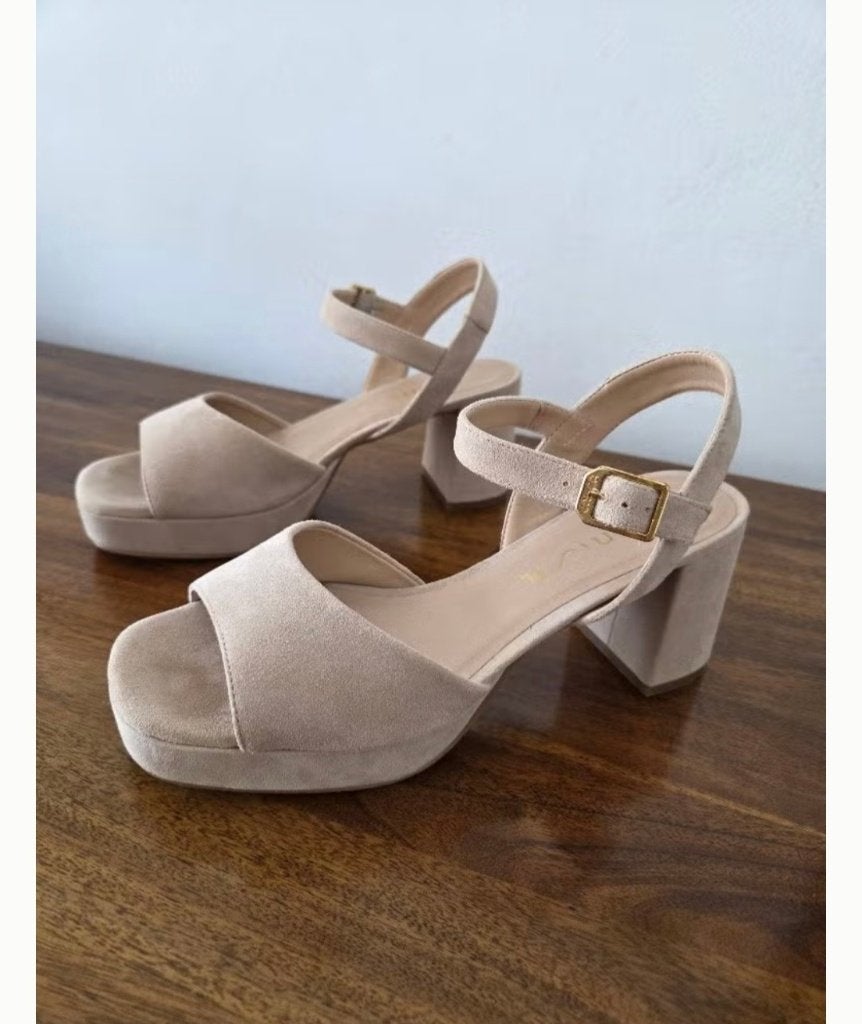 Unisa suede pumps (maat 39), Kleding | Dames, Beige, Nieuw, Ophalen of Verzenden, Schoenen met hoge hakken