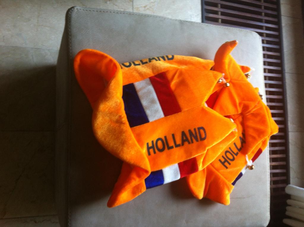 2 Oranje hoedjes Holland voetbal, Ophalen of Verzenden, Nieuw, Overige binnenlandse clubs, Pet of Muts