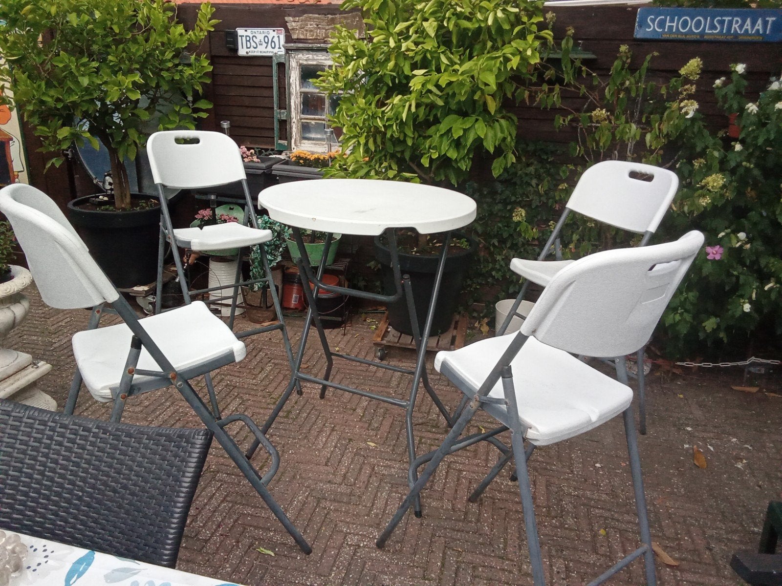 Set van 4 inklapbare barkrukken en statafel, Ophalen of Verzenden, Gebruikt, Plastic, Inklapbaar
