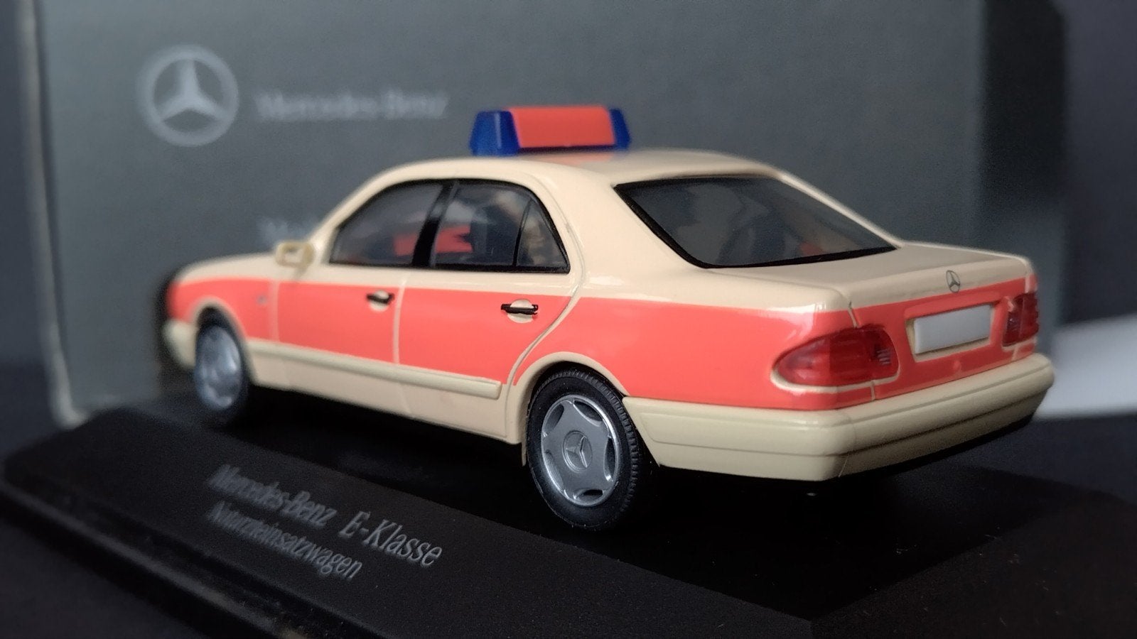 Mercedes Benz E Klasse W210 Notarzt 1:43 Herpa Pol, Hobby en Vrije tijd, Auto, Verzenden, ., Nieuw