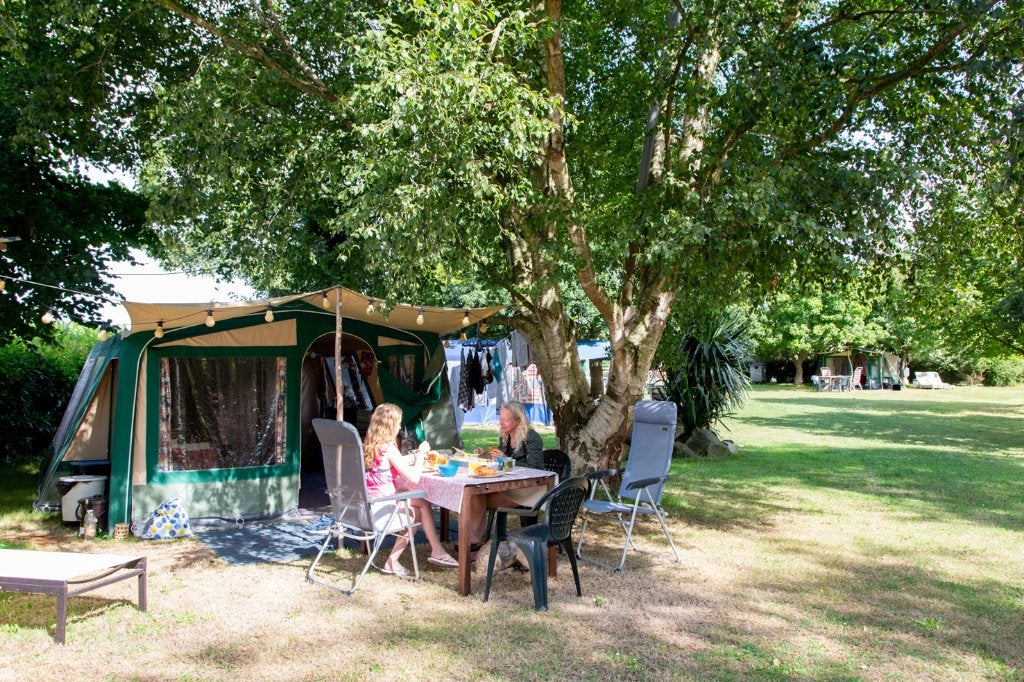 Ingerichte tent Frankrijk, Kleine camping Bretagne, Zwembad, Vakantie, Wasmachine, Aan zee, Landelijk