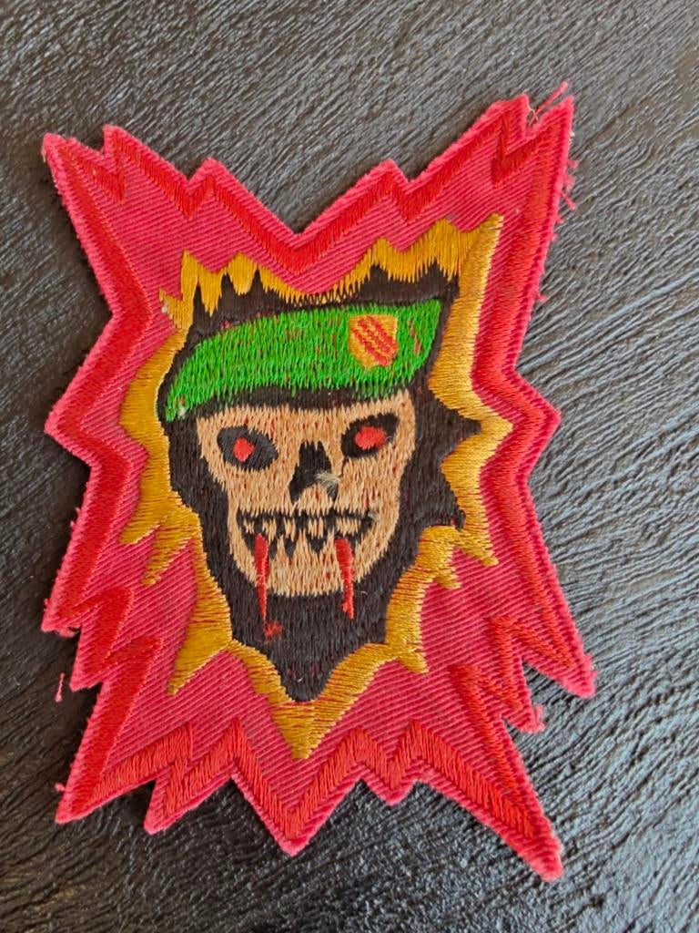 Beret flash Vietnam War US Army MACV-SOG Patch, Ophalen of Verzenden, Landmacht, Amerika, Embleem of Badge