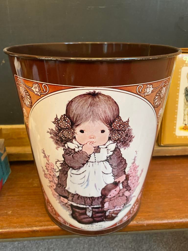 Vintage Sarah Kay Prullenbak / Opbergton - Meisje met Pop, Ophalen