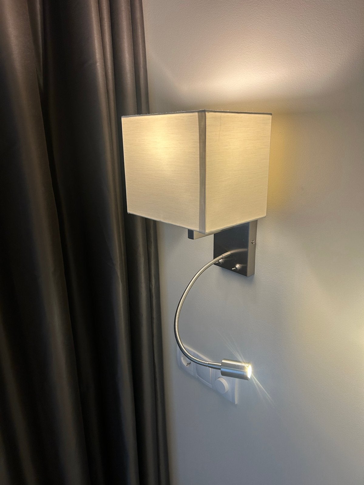 Moderne wandlamp met leeslampje (2 x) - Zoxx E27, Gebruikt, Bedlamp, Overige merken, Metaal