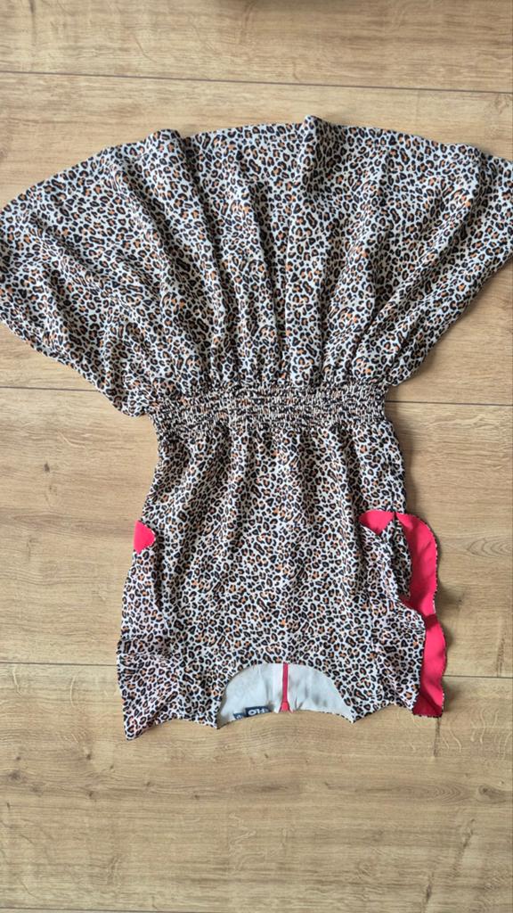Like Flo Luipaardprint Jurk maat 128, Kleding | Dames, Jurken, Overige kleuren, Like Flo, Ophalen of Verzenden, Maat 34 (XS) of kleiner