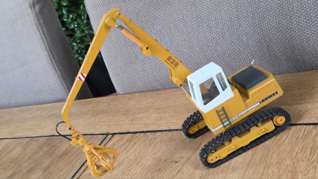 Conrad Liebherr 932 Litronic 1:50 model 2832 graafmachine, Verzenden, Gebruikt, Hijskraan, Tractor of Landbouw, Conrad