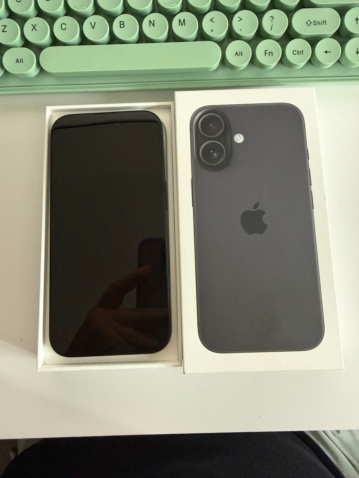 Foto 4 van Iphone 16 - 256 GB Zwart