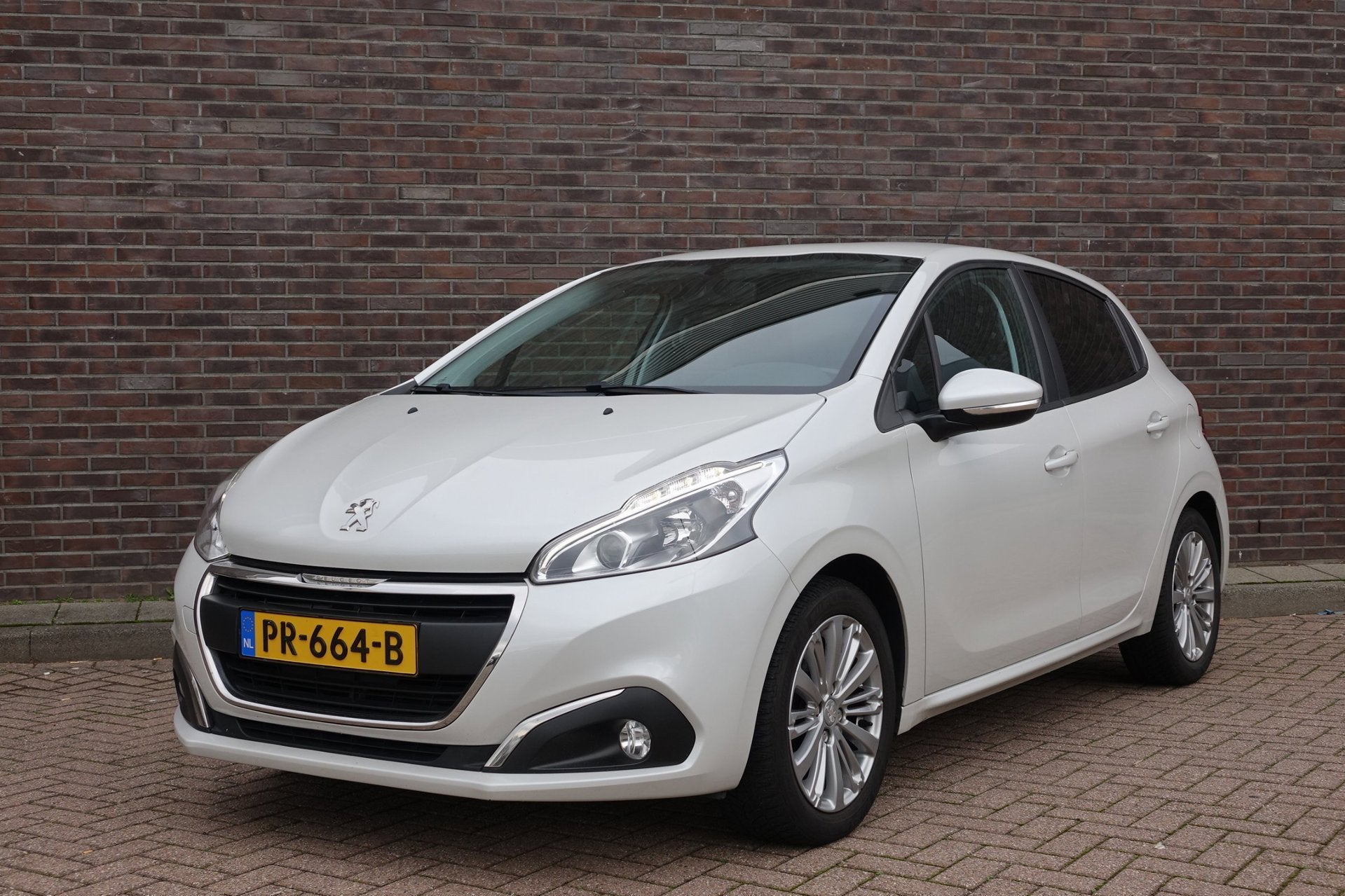 Peugeot 208 1.2 PureTech Allure, Voorwielaandrijving, Gebruikt, 1199 cc, Verwarmde buitenspiegels