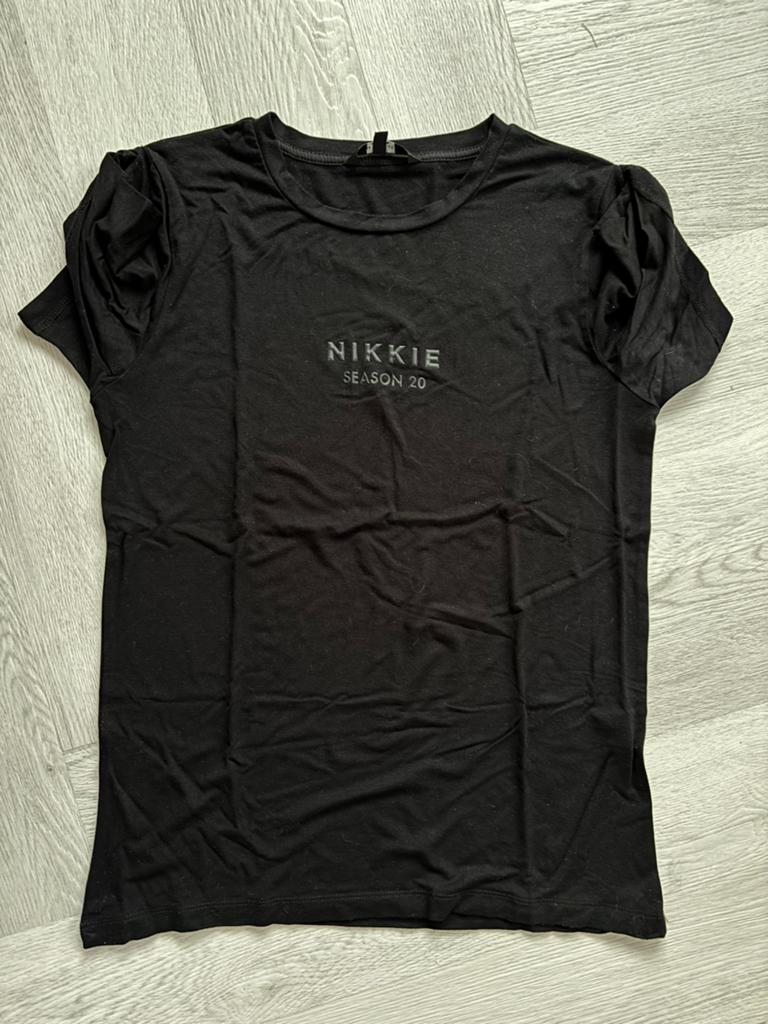 Bijna NIEUW: tshirt van NIKKIE mt 36, Kleding | Dames, T-shirts, Zwart, Ophalen of Verzenden, Zo goed als nieuw, Korte mouw