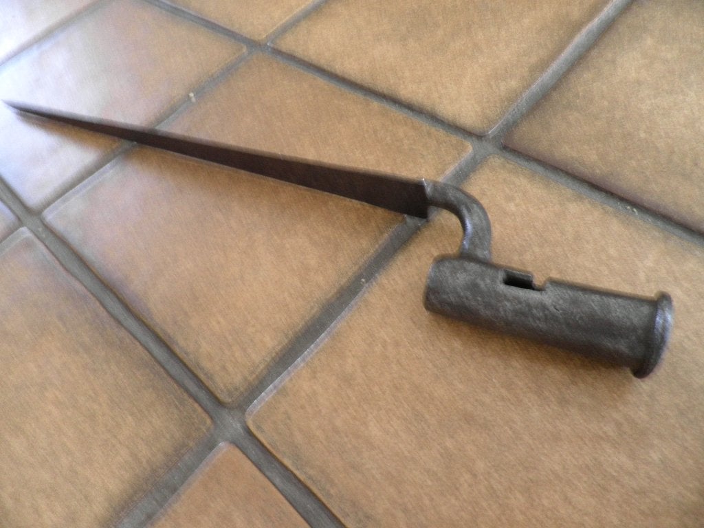 Antiek zeer oude zware sok bajonet lengte 47,5 cm, Ophalen of Verzenden, Landmacht, Overige gebieden, Mes of Dolk