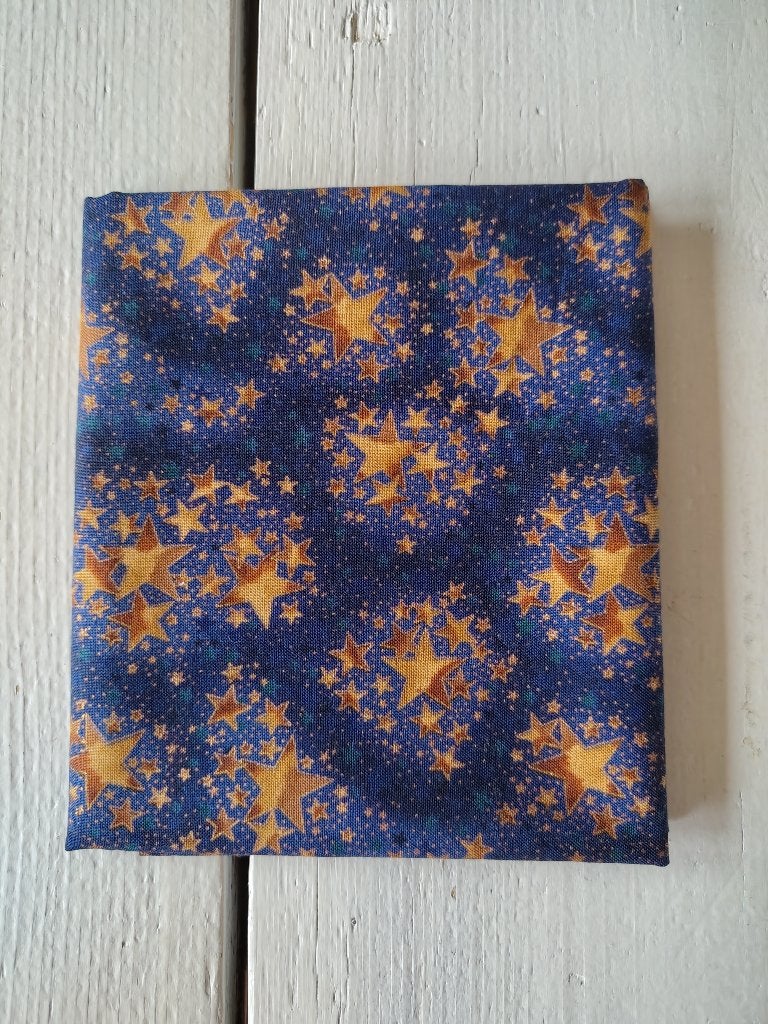 Prachtige quiltstof sterren in de nacht, goud/blauw/(kerst), Blauw, Nieuw, Ophalen of Verzenden, 30 tot 120 cm