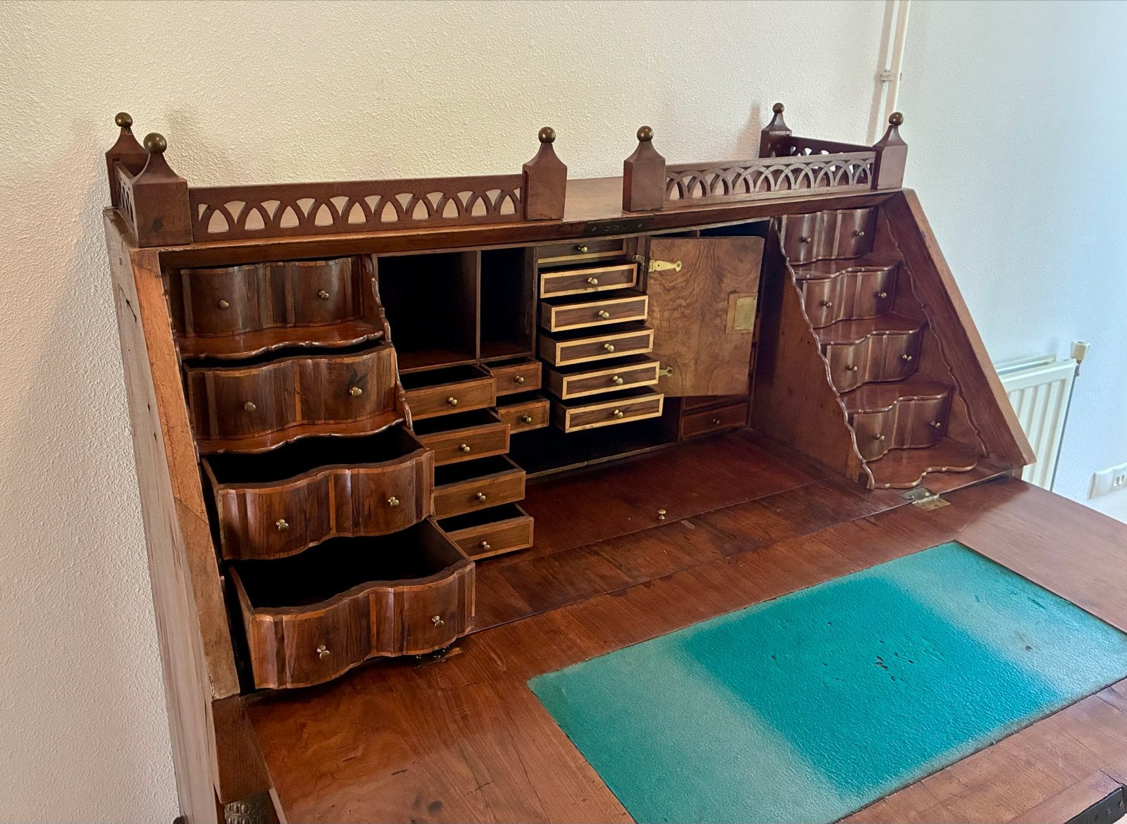 Foto 11 van Antiek secretaire met lades en verborgen vakken