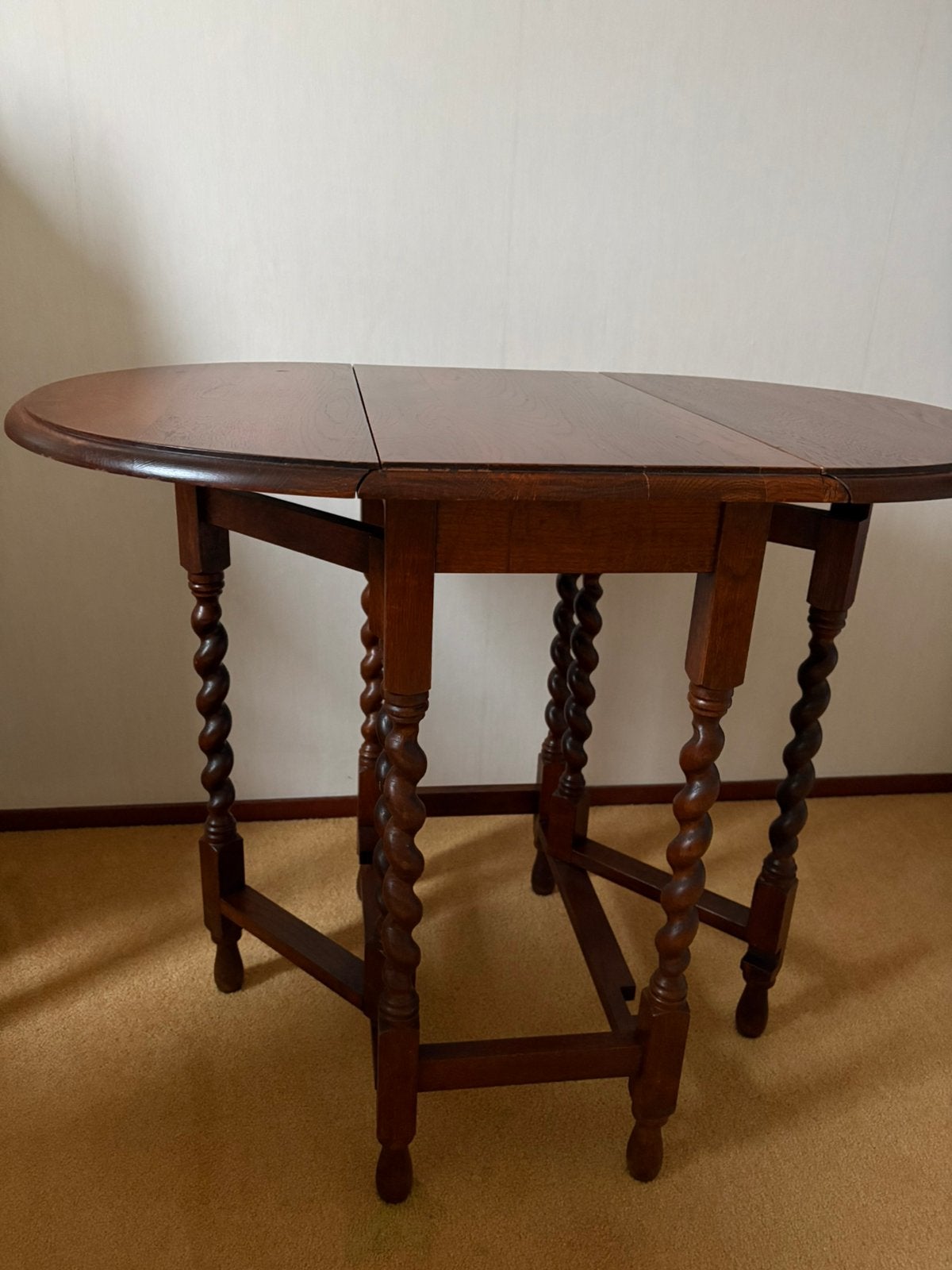 Hangoor tafel, Ophalen