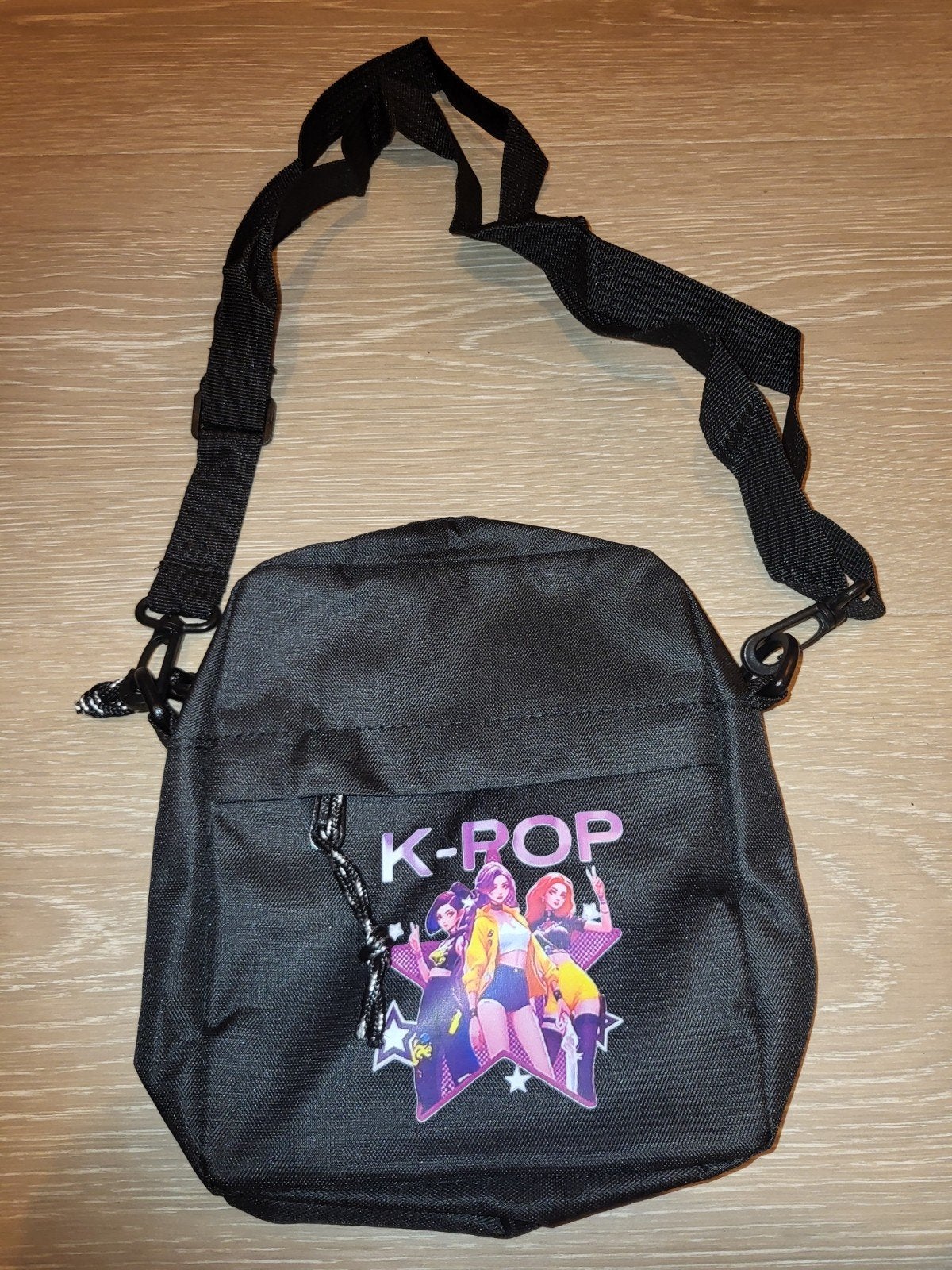 K-Pop Schoudertasje - Zwart met K-Pop print, Kinderen en Baby's, Kindermode-accessoires, Ophalen of Verzenden