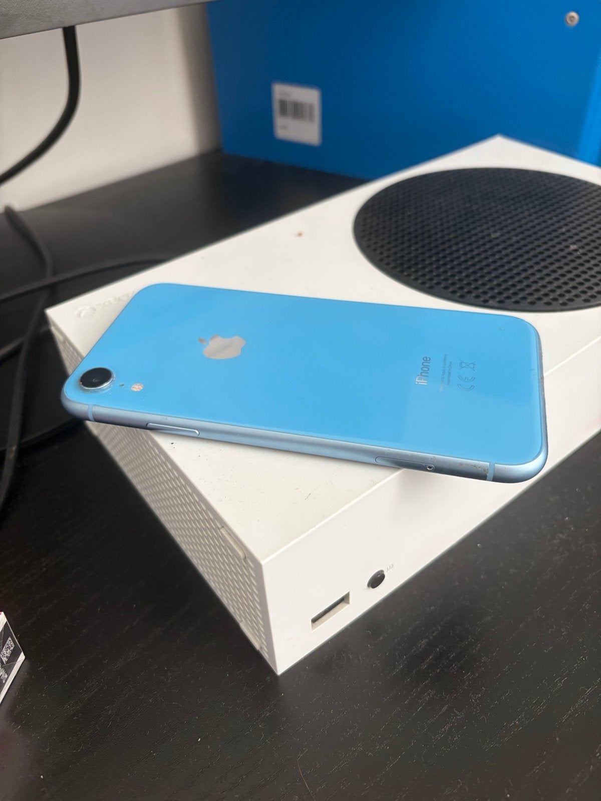 Blauwe iPhone XR met gebarsten scherm, Blauw, IPhone XR, Ophalen of Verzenden, 64 GB