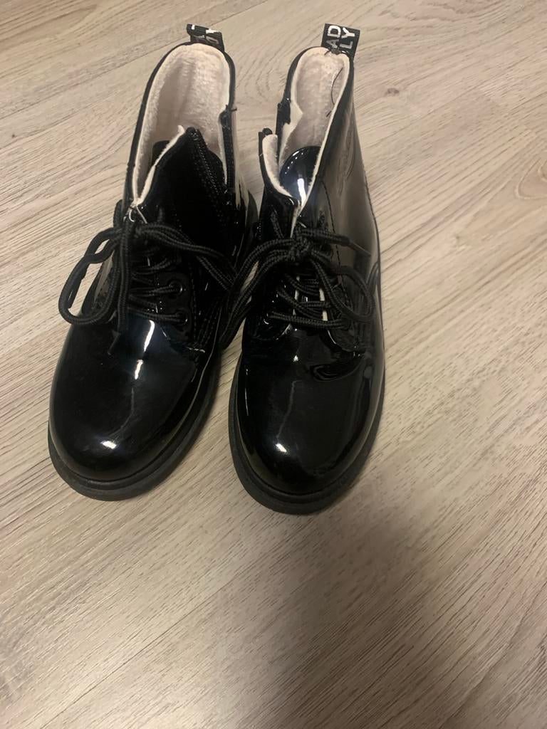 Zwarte laklaarzen maat 34, Kleding | Dames, Schoenen, Ophalen of Verzenden, Nieuw, Zwart, Lage of Enkellaarzen