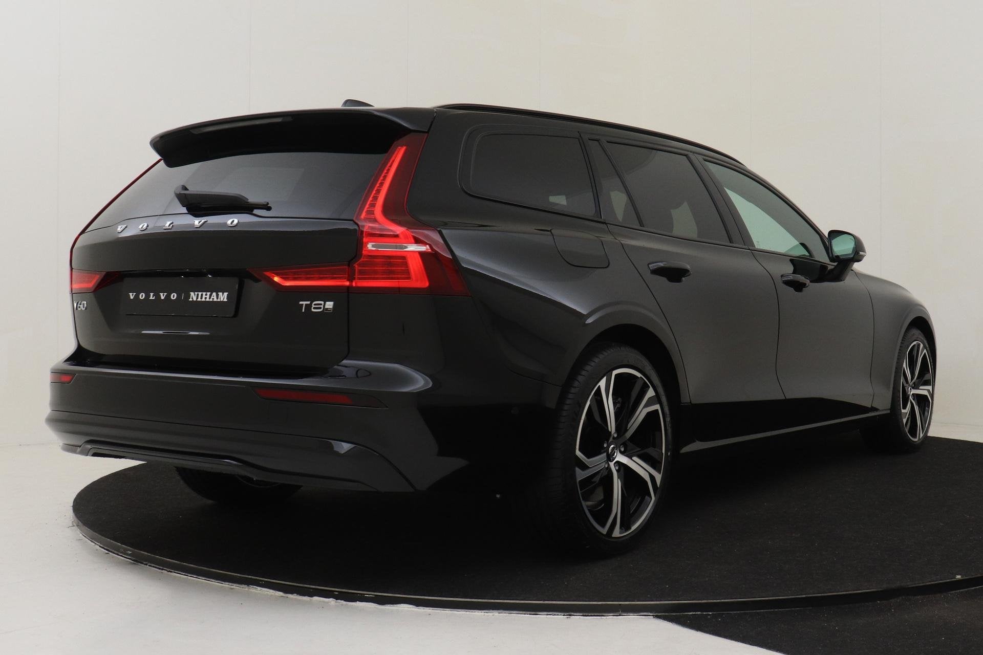 Volvo V60 T8 PLUG-IN HYBRID AWD ULTRA PERFORMANCE ED. DARK -, Auto's, Automaat, 12 maanden, Stof, Euro 6