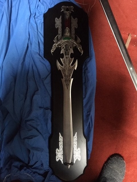Groot zwaard (fantasy sword) op plank (Kit Rae? Warcraft?), Ophalen of Verzenden, Zo goed als nieuw