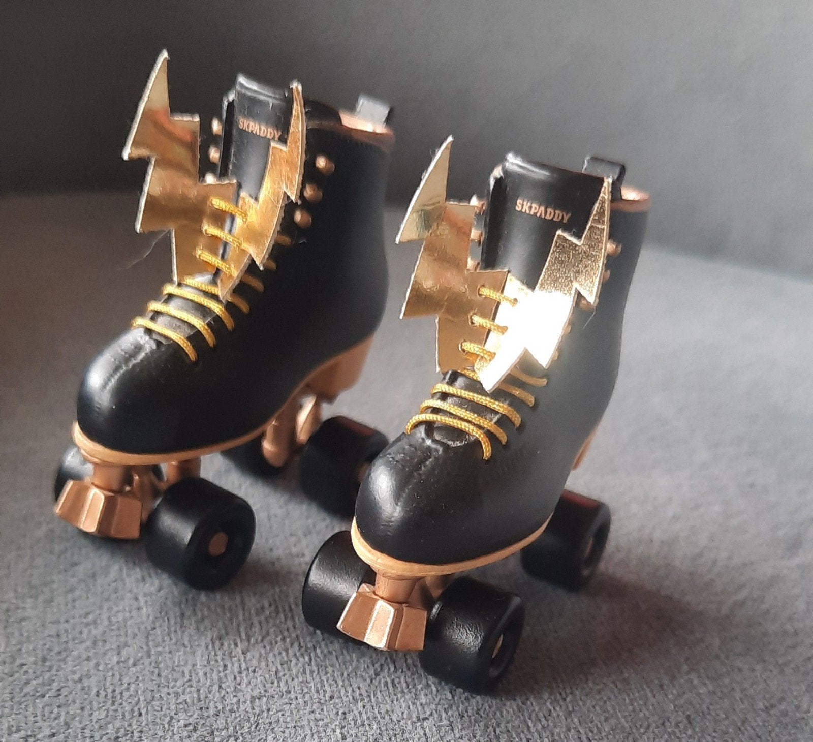 Bjd blythe of bjd 1/8 poppen, nieuwe coole rolschaatsen., Verzamelen, Ophalen of Verzenden, Nieuw, Kleertjes