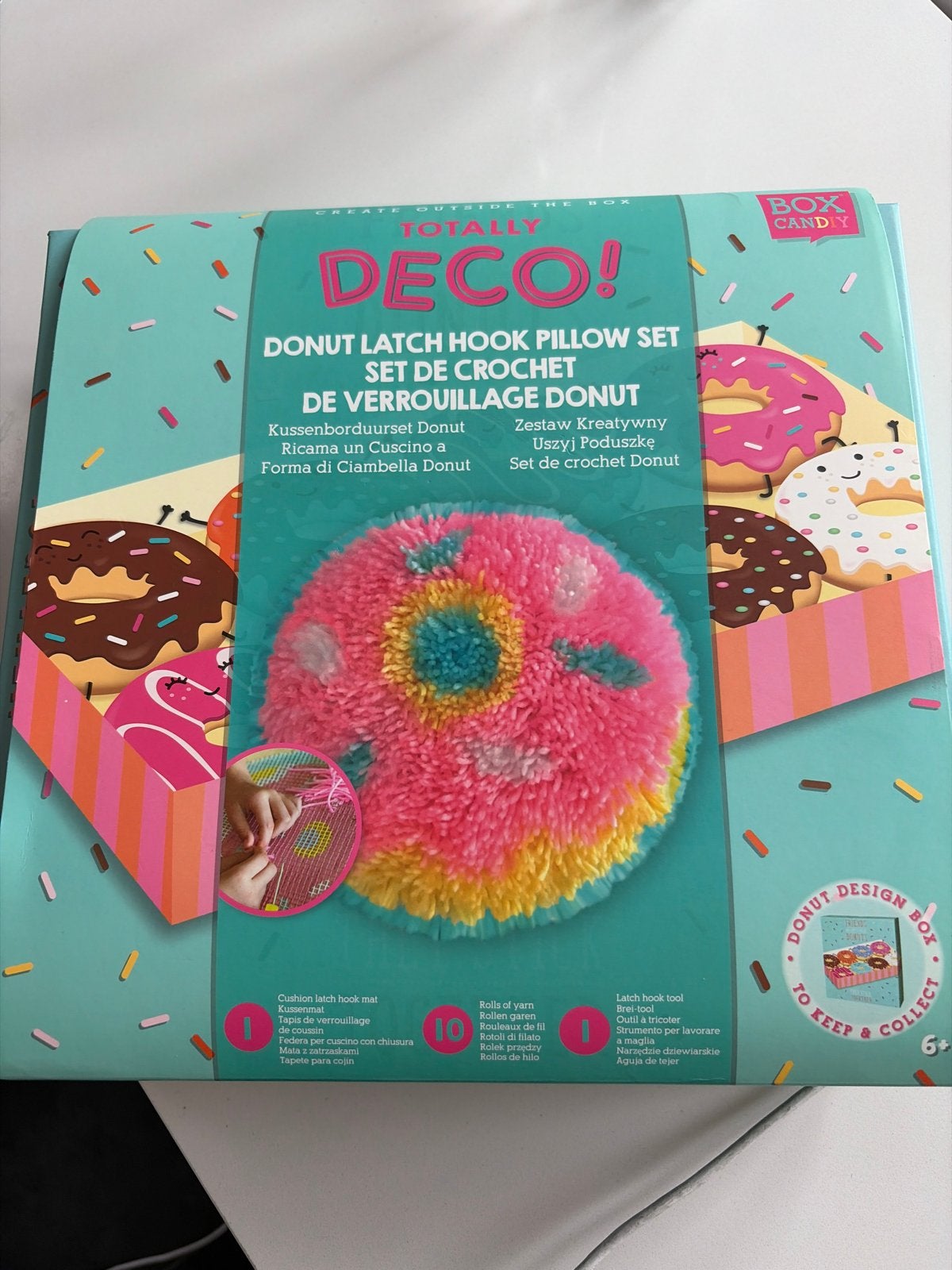 Totally Deco! Donut Latch Hook Kussen Set Nieuw, Overige thema's, Textiel, Nieuw, Meerkleurig
