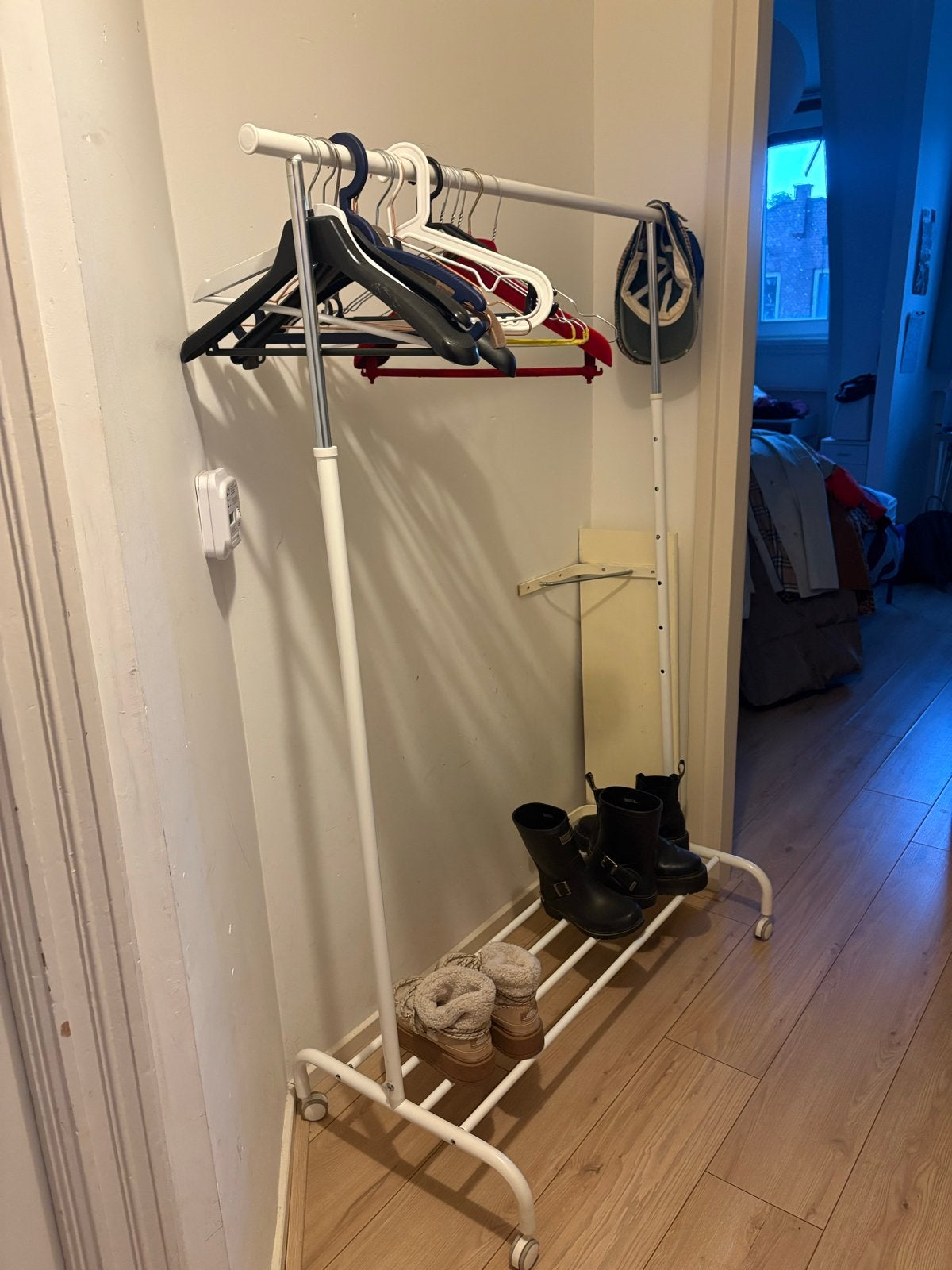 IKEA RIGGA Kledingrek - Verstelbaar en Verrijdbaar, Kleding | Dames, Kledingrekken, Ophalen, Met wielen, Gebruikt