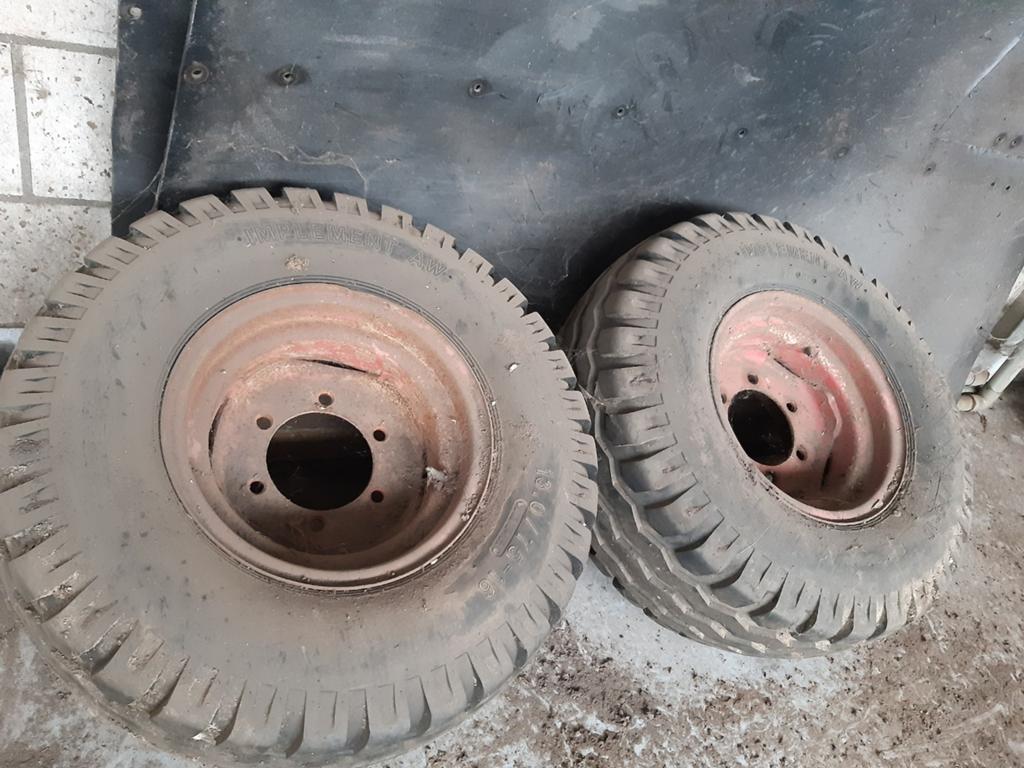 2 mestverspreider banden met velg, Ophalen