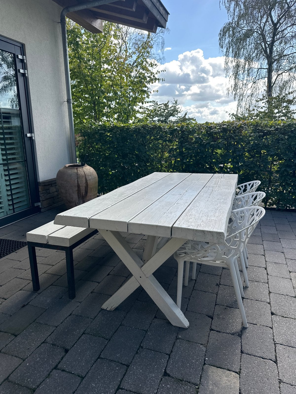 Foto 6 van Zware witte buitentafel 110x210 met bank en 3 stoelen