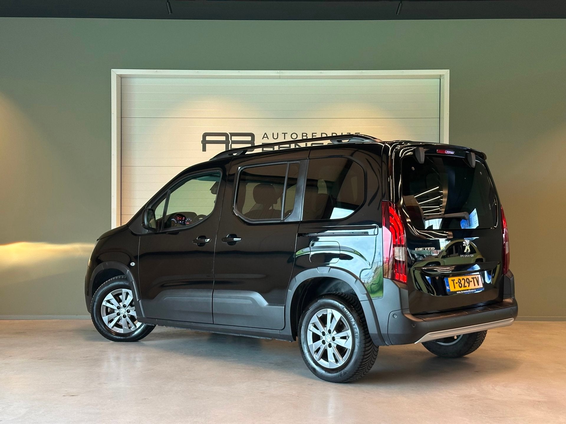 Peugeot Rifter 1.2 Puretech AUTOMAAT ALLURE|NAVIGATIE+CAMERA, Auto's, Dealer onderhouden, Stof, Gebruikt, 1199 cc