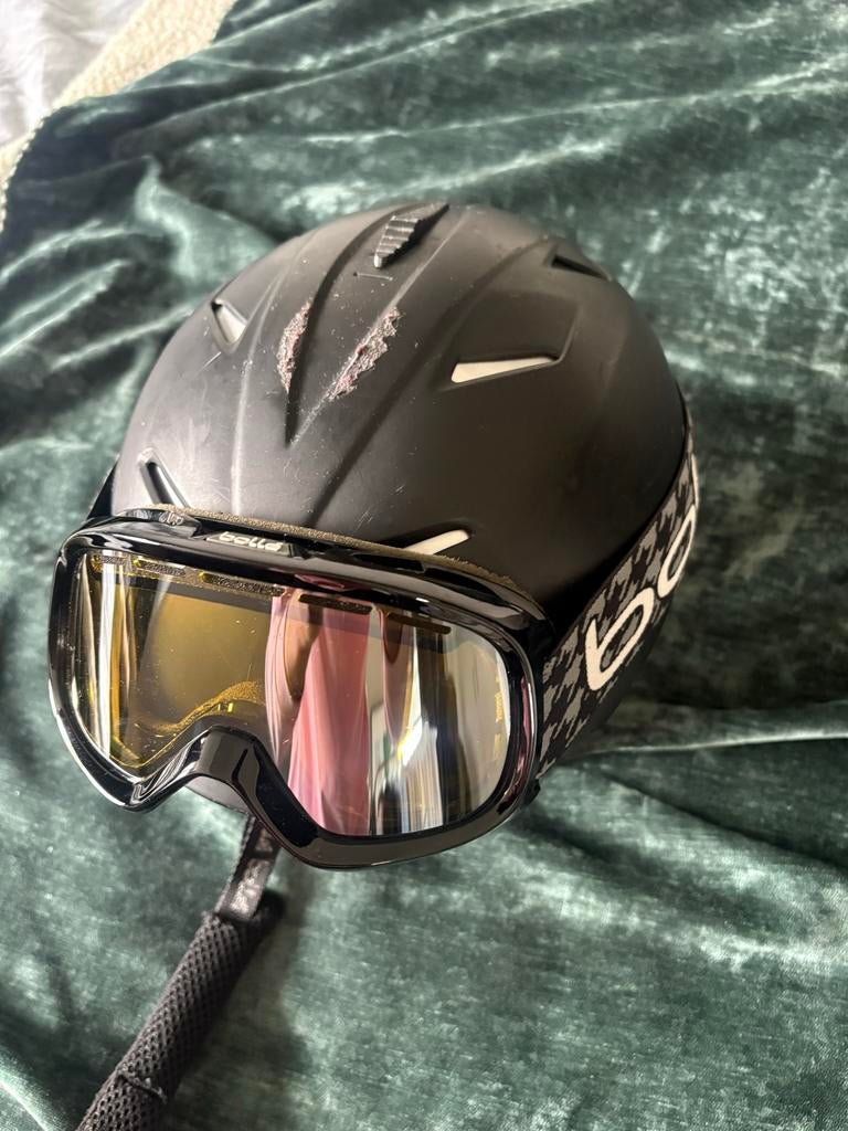 Bollé skihelm met hoes en skibril, Overige merken, Gebruikt, Overige typen, Ophalen of Verzenden