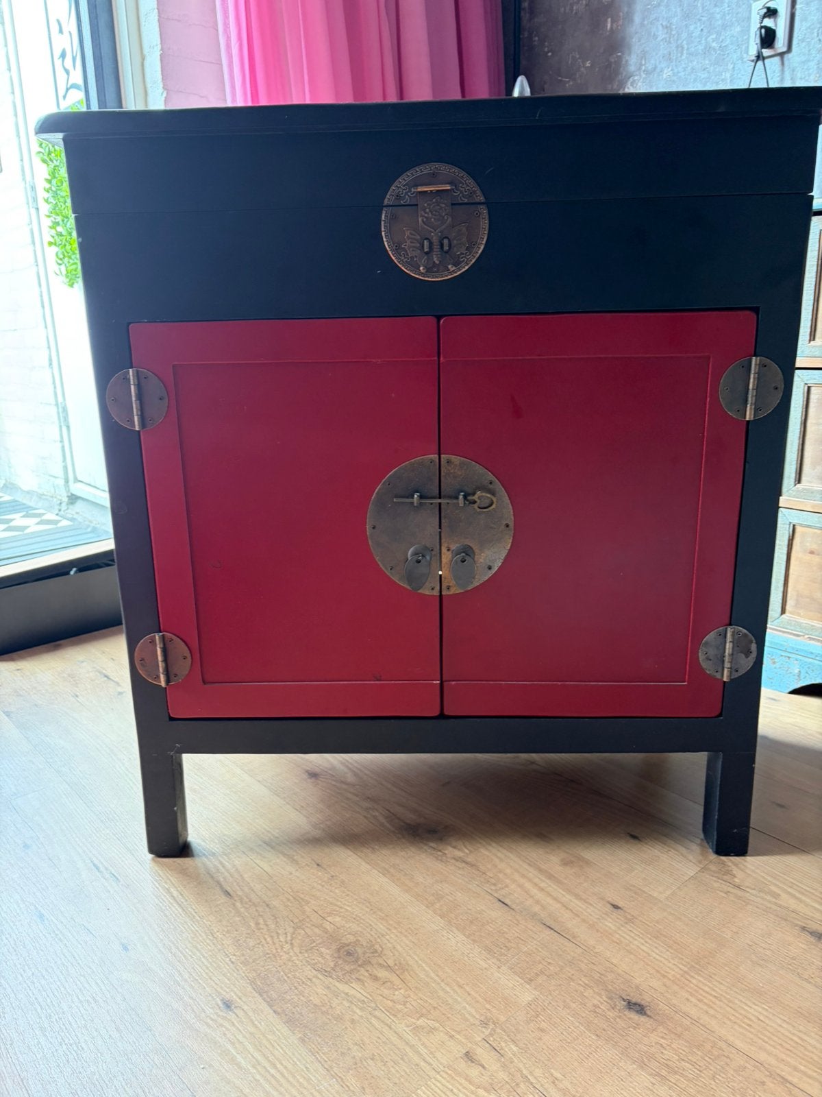 Chinees kastje met metaalbeslag rood met zwart, Ophalen, Zo goed als nieuw, Chinese stijl